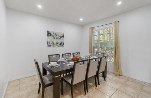 Sunset Ridge Casa | 5-3 Pool Home Located In Sunset Ridge Community!