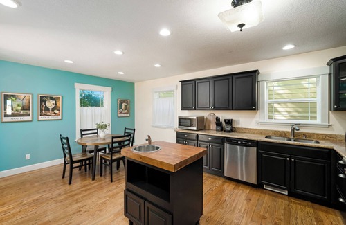 Belmont Casa | 5 BD/3.5BA -Arcade-WFH Desks-Pool/Pingpong Table