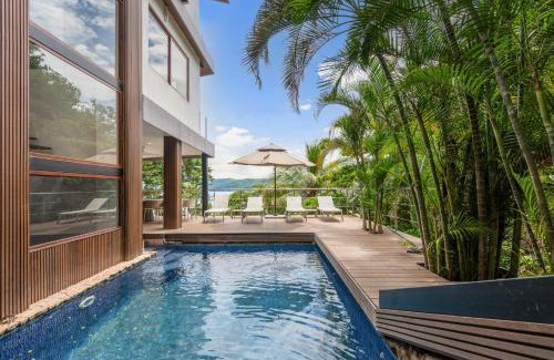 Playa Flamingo Casa | 5-BD Beachfront, Ocean-View Hillside Home