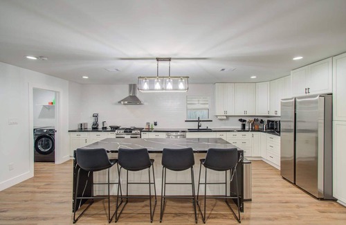 Houston Casa | 5-BD Modern Central Getaway w Hot Tub - Mins to DT