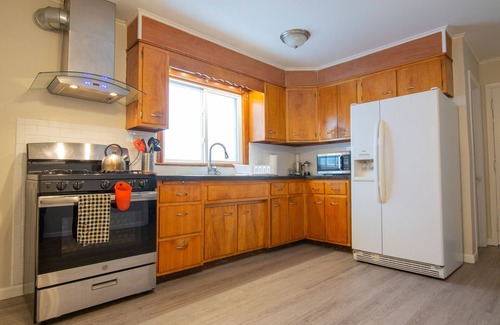 Buffalo Casa | ♥ 5 BDR ♥ Entire Home ♥ Comfy Beds ♥ Fast WiFI ♥ Perfect for families!