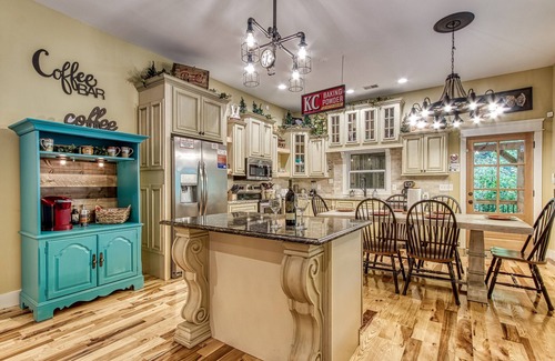 Kodak Casa | 5 BDRM Cabin 15 miles from Dollywood! HUGE porch & games! 3 miles from Buc-ees!