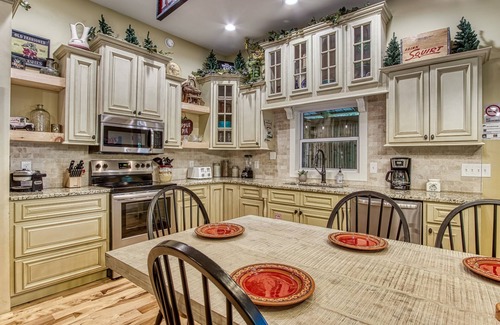 Kodak Casa | 5 BDRM Cabin 15 miles from Dollywood! HUGE porch & games! 3 miles from Buc-ees!