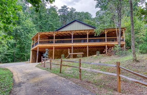 Kodak Casa | 5 BDRM Cabin 15 miles from Dollywood! HUGE porch & games! 3 miles from Buc-ees!