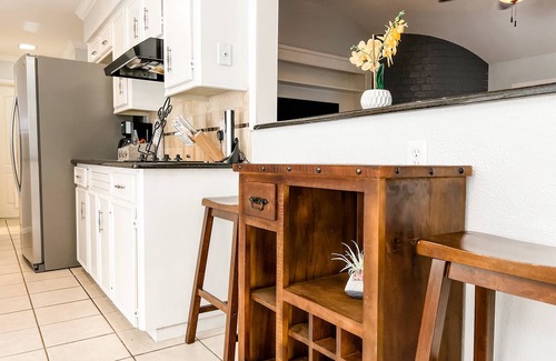 South Side Casa | 5 BDRMS. Corp or Vacay. Centrally Located. Ample