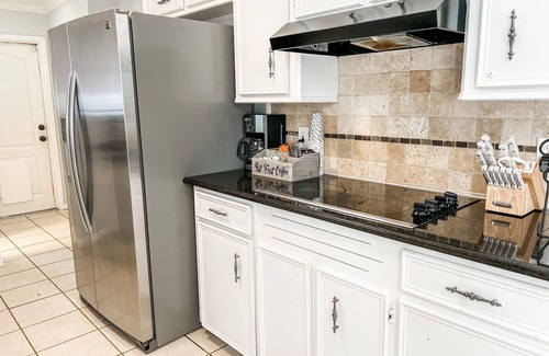 South Side Casa | 5 BDRMS. Corp or Vacay. Centrally Located. Ample