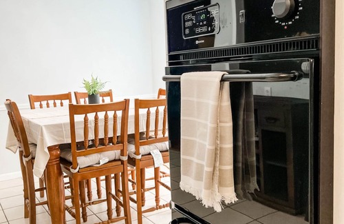 South Side Casa | 5 BDRMS. Corp or Vacay. Centrally Located. Ample