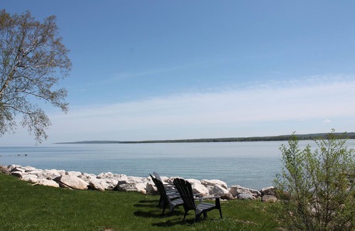 Georgian Bluffs Cabaña | 5 BDRM★Waterfront★Shorehouse On The Bay★Free WIFI ★BBQ