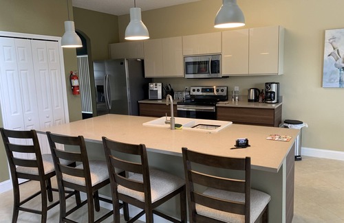 Cumbrian Lakes Villa | Casa ejecutiva de 5 habitaciones, 3 baños en una comunidad cerrada segura, a 15 minutos de Disney