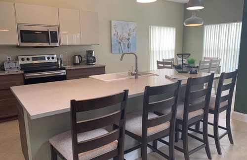 Cumbrian Lakes Villa | Casa ejecutiva de 5 habitaciones, 3 baños en una comunidad cerrada segura, a 15 minutos de Disney