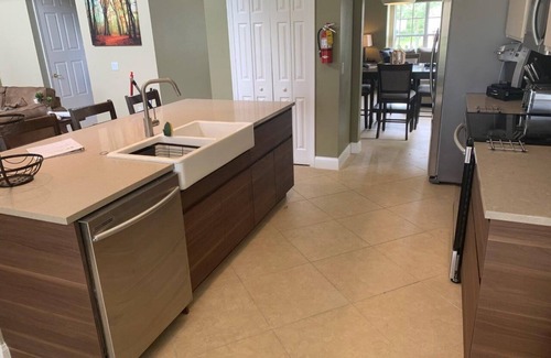 Cumbrian Lakes Villa | Casa ejecutiva de 5 habitaciones, 3 baños en una comunidad cerrada segura, a 15 minutos de Disney