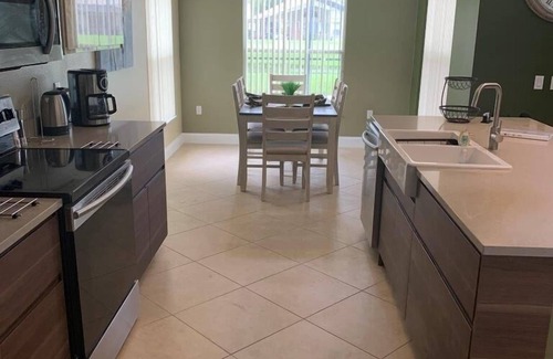 Cumbrian Lakes Villa | Casa ejecutiva de 5 habitaciones, 3 baños en una comunidad cerrada segura, a 15 minutos de Disney