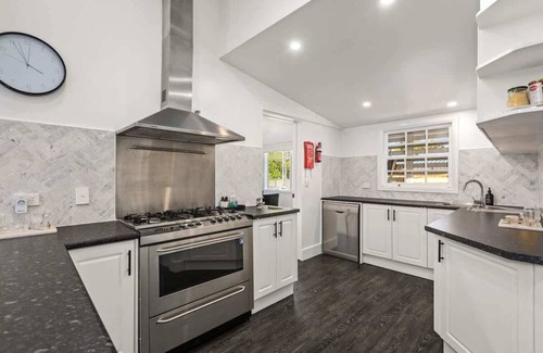 Newtown Casa | 5 Bed 5 Bath Urban Getaway Ipswich Central
