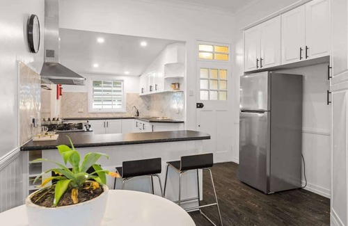 Newtown Casa | 5 Bed 5 Bath Urban Getaway Ipswich Central