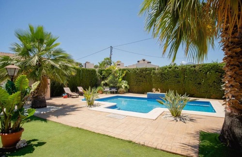 El Albir Villa | LUXURY! 5-bed chalet in Albir, with swimming pool, AC, 20-min-walk to beach.