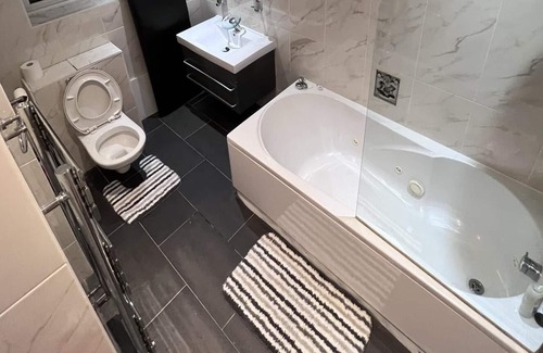 Oakleigh Casa | Remarkable 5-Bed House in Barnet