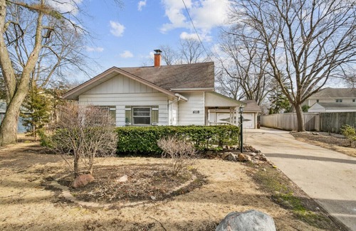 Russell Apartamento | 5 Bed Home w/ Big Yard & Front Porch by Navy Base