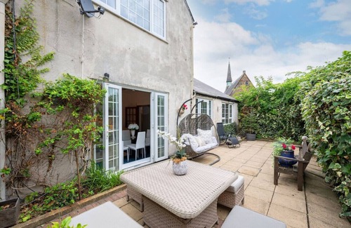Oakleigh Casa | 5-Bed Home with Private Parking behind gated and only 25 Mins To Central London