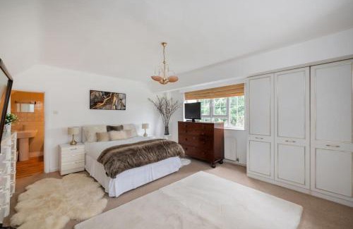 Oakleigh Apartamento | 5 Bed Home with Private Parking - 25 Mins To Central London