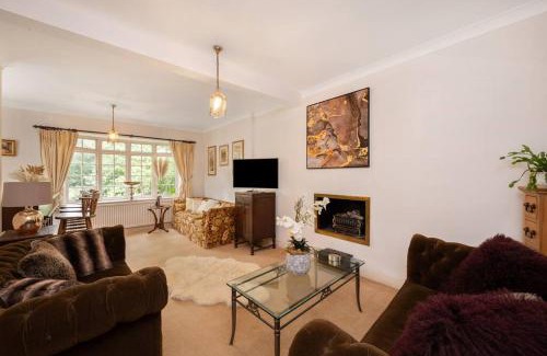 Oakleigh Apartamento | 5 Bed Home with Private Parking - 25 Mins To Central London