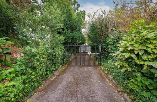 Oakleigh Apartamento | 5 Bed Home with Private Parking - 25 Mins To Central London