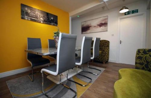 Castle Apartamento | 5 Bed House - Sleeps 16 - Parking - Wifi