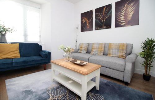 Castle Apartamento | 5 Bed House - Sleeps 16 - Parking - Wifi
