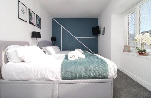 Castle Apartamento | 5 Bed House - Sleeps 16 - Parking - Wifi