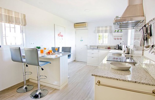 Rancho Domingo Villa | Villa española de 5 camas / Piscina / Jardines / WIFI - Benalmadena Pueblo. Céntrico.