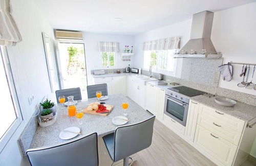 Rancho Domingo Villa | Villa española de 5 camas / Piscina / Jardines / WIFI - Benalmadena Pueblo. Céntrico.