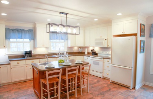 Lake Leelanau Casa | 5 bedrm 5.5 ba home-wooded setting-Lake Leelanau-Air-Pet ok-Hot Tub