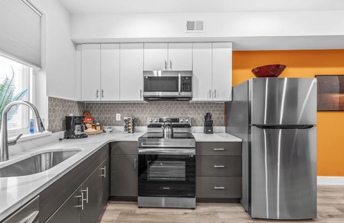 Center City Apartamento | 5 Bedroom, 4.5 Bath, Pool Table, Garage!