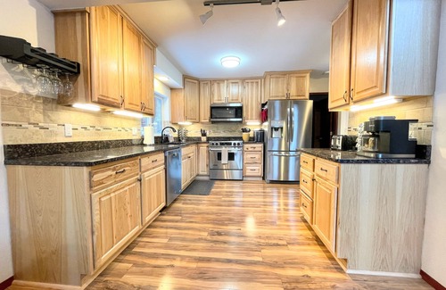 Sunriver Casa | ★5 Bedroom-4200sf Retreat- Near SHARC & Village - A/C - Hot Tub - SHARC passes ★