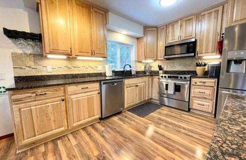 Sunriver Casa | ★5 Bedroom-4200sf Retreat- Near SHARC & Village - A/C - Hot Tub - SHARC passes ★