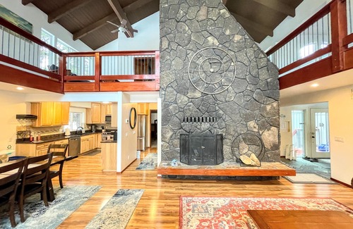Sunriver Casa | ★5 Bedroom-4200sf Retreat- Near SHARC & Village - A/C - Hot Tub - SHARC passes ★