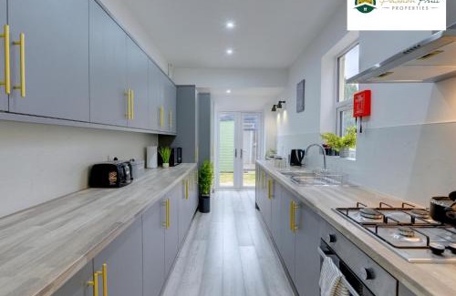 Coventry Apartamento | 5 Bedroom - 5 Ensuite Bathrooms, Sleeps 10, Close to Coventry City Centre, with Free Wi-Fi, Spacious Kitchen, Free Parking and Garden - 56HRC