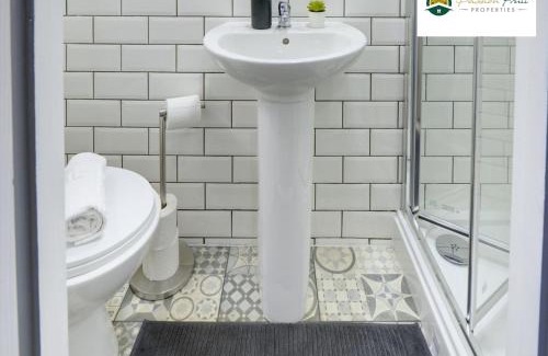 Coventry Apartamento | 5 Bedroom - 5 Ensuite Bathrooms, Sleeps 10, Close to Coventry City Centre, with Free Wi-Fi, Spacious Kitchen, Free Parking and Garden - 56HRC