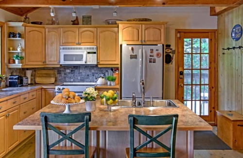 Rosseau Cabaña | 5 Bedroom Cottage on Lake Rosseau | Boathouse, Water Toys and Sandy Beach
