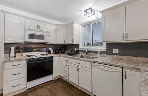 Ephrata Casa | 5-bedroom Cozy Backyard with Firepit, 5 min to Cloister & Ephrata Hospital