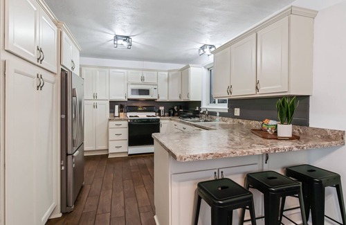 Ephrata Casa | 5-bedroom Cozy Backyard with Firepit, 5 min to Cloister & Ephrata Hospital