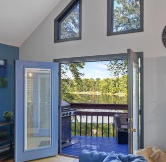 East Stroudsburg Villa | 5 Bedroom Cozy Retreat Lakefront