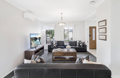 Oakleigh South Casa | 5 bedroom family home in Oakleigh South