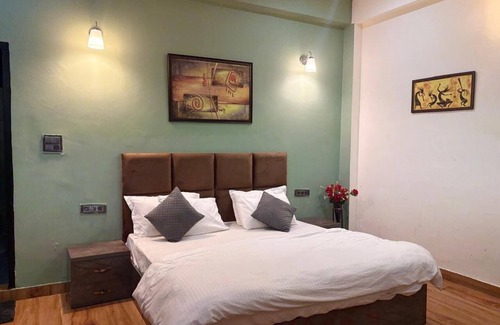 Gurugram Complejo | 5-bedroom Farm Stay WiFi, AC, fitness room with Pool Party Luxury farmhouse