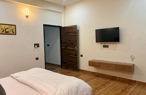 Gurugram Complejo | 5-bedroom Farm Stay WiFi, AC, fitness room with Pool Party Luxury farmhouse