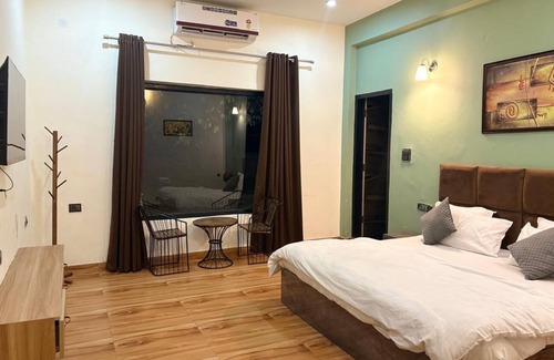 Gurugram Complejo | 5-bedroom Farm Stay WiFi, AC, fitness room with Pool Party Luxury farmhouse