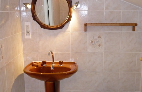 Oulmes Otro | 5 Bedroom Farmhouse sleeps 12/14, central heating, open fireplace