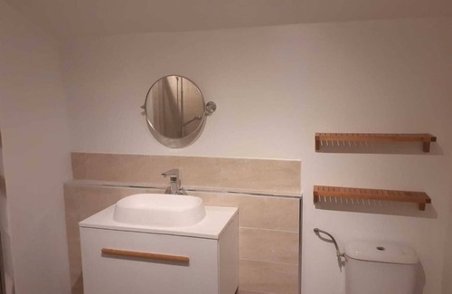 Oulmes Otro | 5 Bedroom Farmhouse sleeps 12/14, central heating, open fireplace