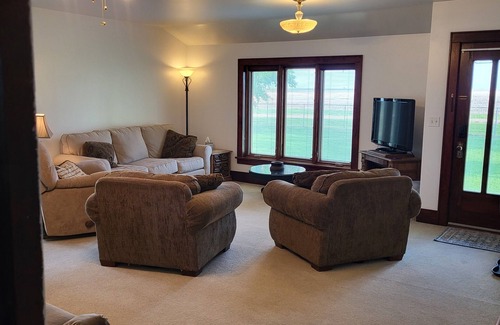 Meade County Otro | 5-bedroom farmhouse in the heart of farm & ranch country.