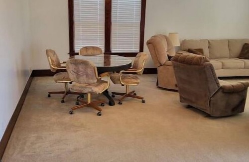 Meade County Otro | 5-bedroom farmhouse in the heart of farm & ranch country.