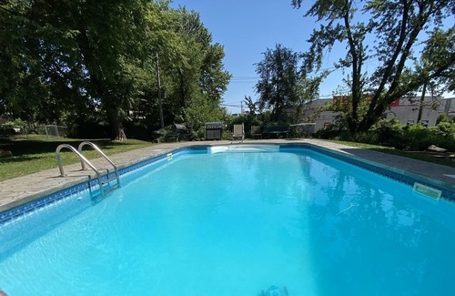 Broadway Gillham Casa | 5 Bedroom Farmhouse with Heated Pool